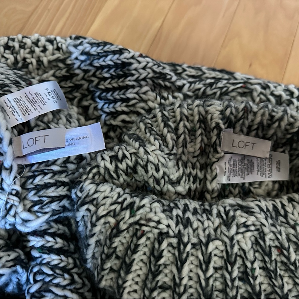 Loft: OS: Cable Stitch hat with infinity style matching scarf - Picture 5 of 5
